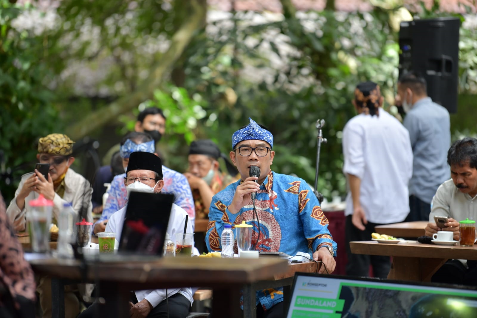 

Gubernur Jawa Barat Ridwan Kamil saat menghadiri Injabar Podcast di Taman Hutan Raya Ir H Djuanda, Bandung, Selasa (25/1/2022). (Foto: deram/dara.co.id)
