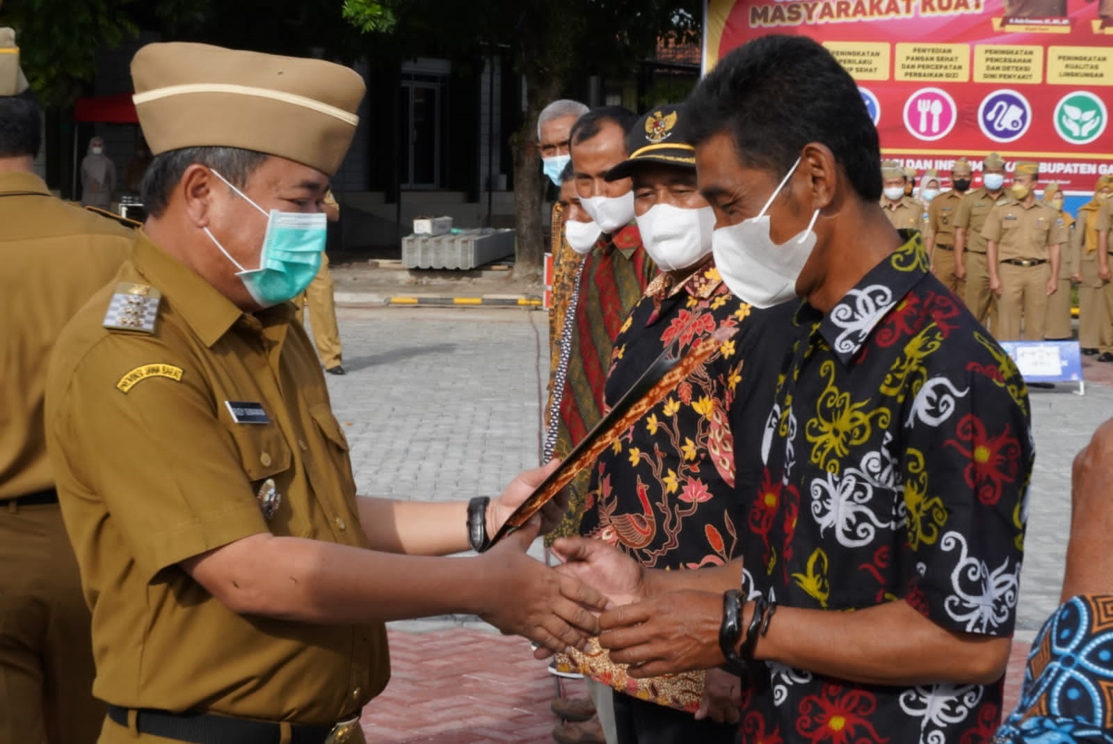 
Bupati Garut, Rudy Gunawan menyerahkan Sertifikat kepada keenam petani secara simbolis  di Lapangan Sekretariat Daerah (Setda) Garut, Jalan Pembangungan, Kecamatan Tarogong Kidul, Kabupaten Garut, Senin (10/1). (Foto: andre/dara.co.id)
