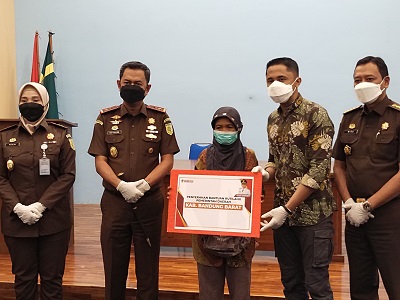 

 Kepala Kejati Jabar Asep Mulyana dan Bupati Bandung Barat Hengky Kurniawan memberikan bantuan kepada keluarga Agus Mustofa (28),pelaku pencuri motor yang mendapat restoratif Justice dari Kejari Kota Cimahi di Rumah Sakit Cahya Kawaluyan (RSCK) Kotabaru Parahyangan-Padalarang, Kamis (27/1/2021). (Foto: heny/dara.co.id)
