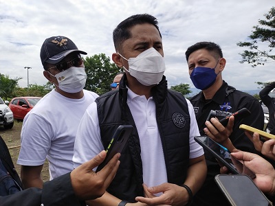 

Plt Bupati Bandung Barat, Hengki Kurniawan saat memberikan keterangan kepada wartawan dalam sebuah acara, beberapa waktu lalu. (Foto: heny/dara.co.id)
