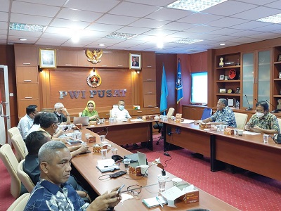 Ketua PWI Pusat Atal S Depari memimpin rapat pelaksanaan Hari Pers Nasional (HPN) 2022 di Kendari Sulawesi Tenggara. Rapat dihadiri pengurus dan Ketua Panitia Lokal HPN: Hj. Nur Endang Abbas. (Foto: PWI Pusat)
