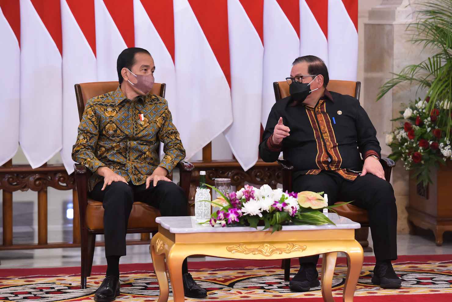 Presiden Jokowi berbincang dengan Seskab Pramono Anung di sela acara Peringatan HUT Ke-49 PDI Perjuangan, Senin (10/01/2022), di Istana Negara, Jakarta. (Foto: Humas Setkab/Agung)