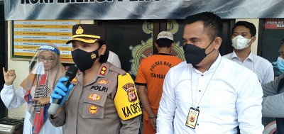 
Kapolres Banjar AKBP Ardiyaningsih, didampingi Kasat Reskrim AKP Nandang Rokhmana saat menggelar konferensi pers, terakit kasus penganiayaan terhadan anak  balita di Mapolresta Banjar, Senin (24/1/2022). (Foto:Bayu/dara.co.id)
