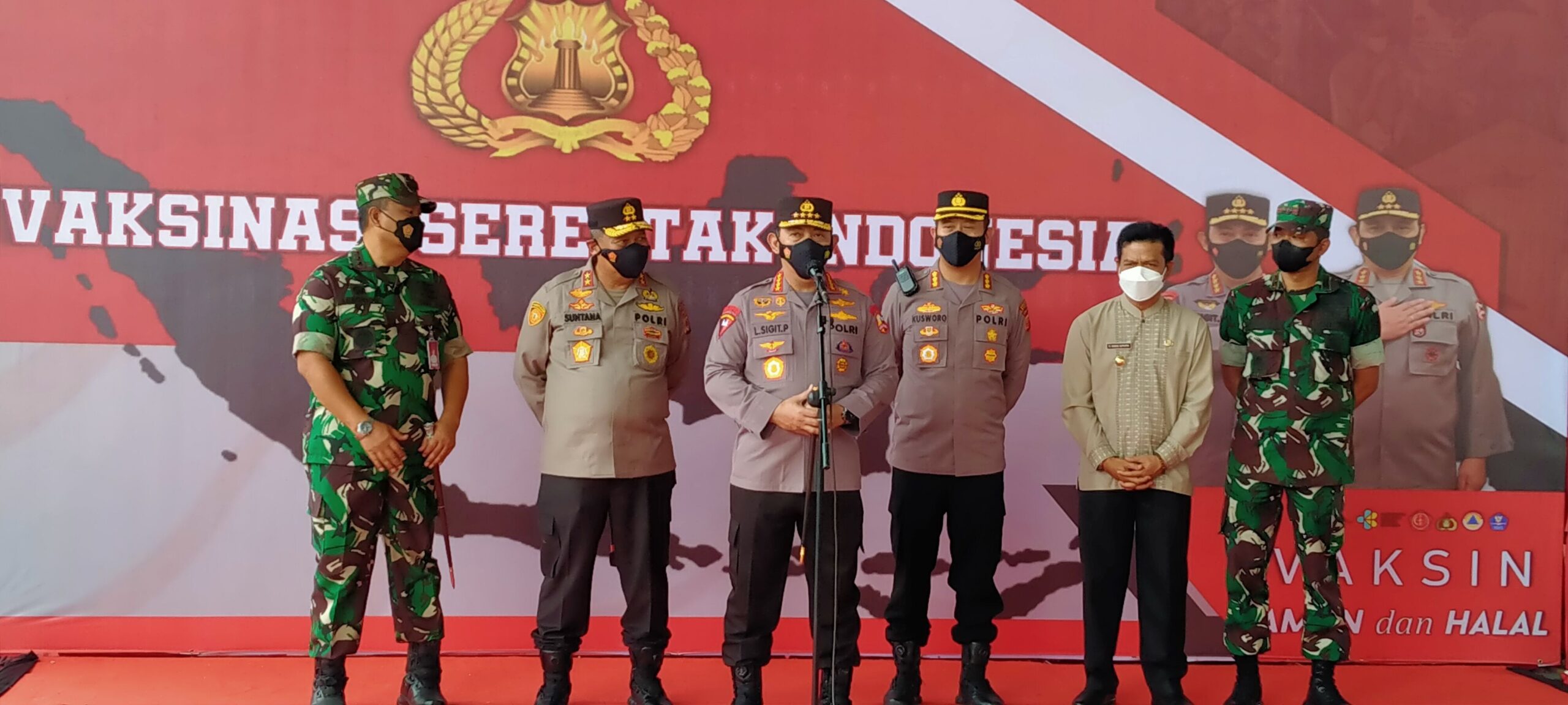 

Kapori Jenderal Listiyo Sigit Prabowo memberikan keterangan pers usai memantau pelaksanaan vaksinasi masal di di Dome Bale Rame Gedung Budaya Sabilulungan di Soreang Kabupaten Bandung pada Jumat (8/1/2022). (Foto: istimewa)
