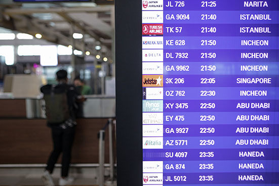 Seorang penumpang pesawat antre di loket dekat papan jadwal penerbangan di Terminal 3 Bandara Internasional Soekarno-Hatta, Tangerang, Banten, Jumat (7/1/2022). Pemerintah untuk sementara menutup pintu masuk bagi warga dari Afrika Selatan, Botswana, Norwegia, Prancis, Angola, Zambia, Zimbabwe, Malawi, Mozambique, Namibia, Eswatini, Lesotho, Inggris dan Denmark dalam upaya mencegah penyebaran COVID-19 tipe SARS-CoV-2 varian B.1.1.529 atau Omicron yang berlaku hari ini (7/1/2022). ANTARA FOTO/Fauzan/rwa.