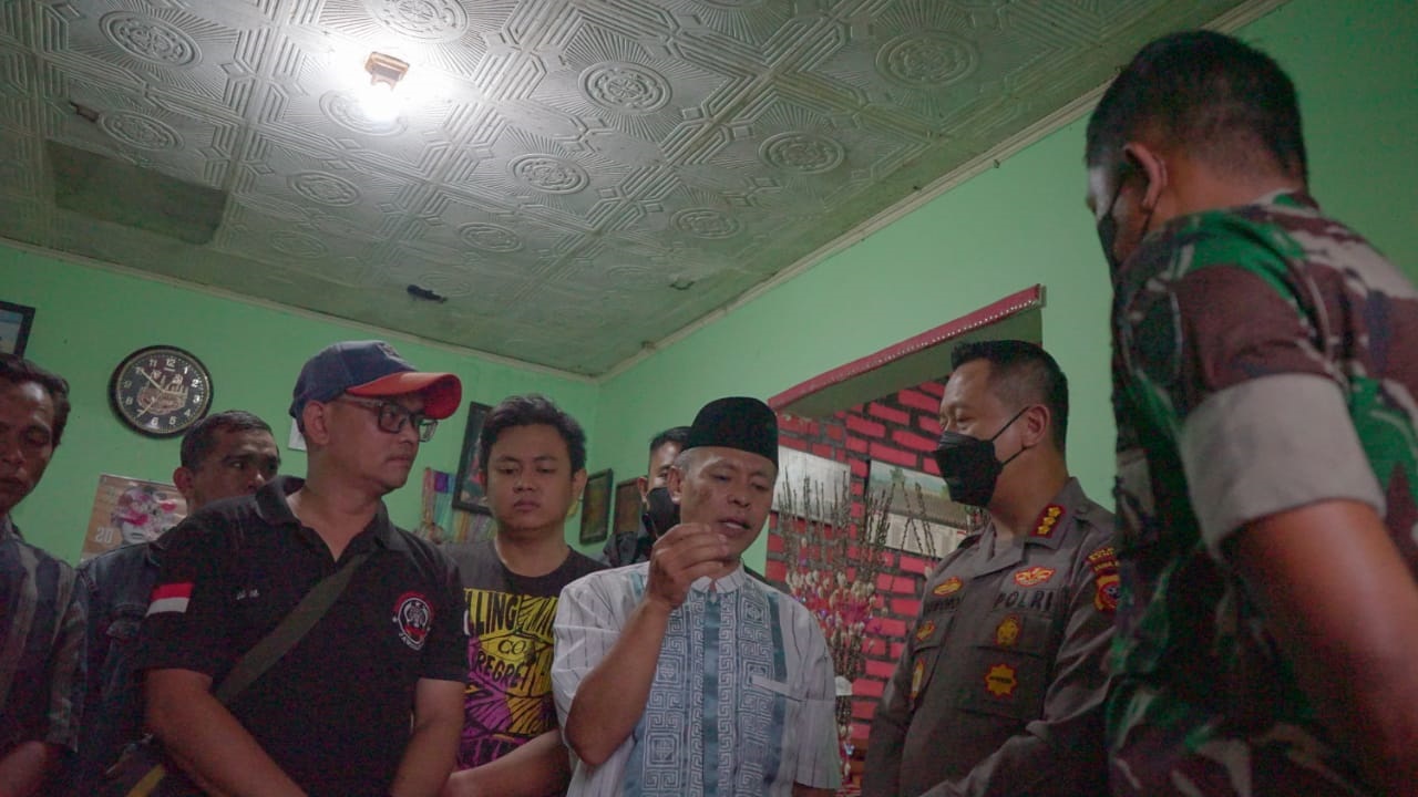 
Dandim 0624 Kabupaten Bandung Letkol Arh Dhama Noviang Jaya dan Kapolresta Bandung Kombes Pol Kusworo Wibowo, berbincang dengan orangtua Sertu Anumerta Mochamad Rizal Maulana Arifin, saat bertakziah ke rumah duka di Kelurahan Pasawahan, Dayeuhkolot, Kabupaten Bandung, Kamis 
(27/1/2022). (Foto : verawati/dara.co.id)