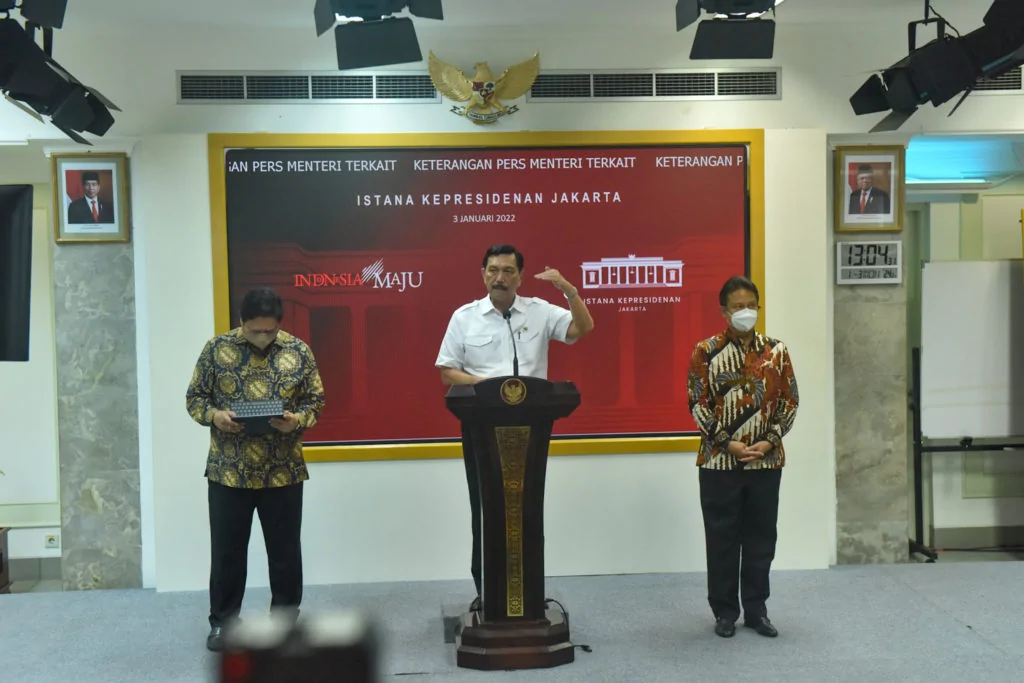 Menko Marves Luhut Binsar Pandjaita, Menko Ekon Airlangga Hartarto, dan Menkes Budi Gunadi Sadikin memberikan keterangan pers usai Ratas mengenai Evaluasi PPKM, Senin (03/02/2022), di Kantor Presiden, Jakarta. (Foto: Humas Setkab/Jay)