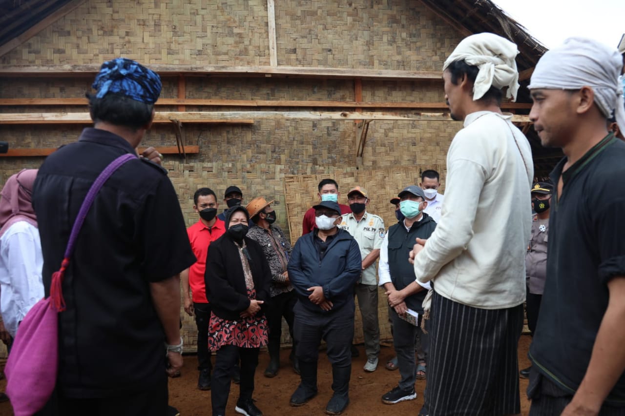 Mensos langsung mengabulkan permintaan bantuan pembangunan jalan dari tokoh adat Baduy senilai Rp100 juta (Foto: kemensos)