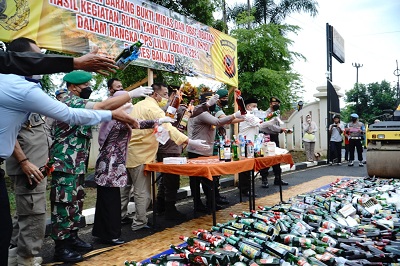  Kapolres beserta Forkopimda melakukan pemusnahan ribuan botol miras dan Obat-obatan terlarang hasil operasi selama tahun 2021, dihalaman Mapolresta Banjar, Jumat (31/12/2021). (Foto:Bayu/dara.co.id)