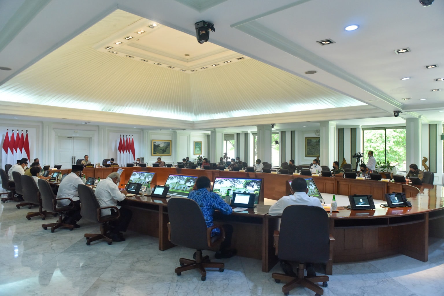 Presiden Jokowi didampingi Wapres Ma’ruf Amin memimpin Ratas mengenai Evaluasi PPKM, Senin (03/02/2022), di Kantor Presiden, Jakarta. (Foto: Humas Setkab/Jay)