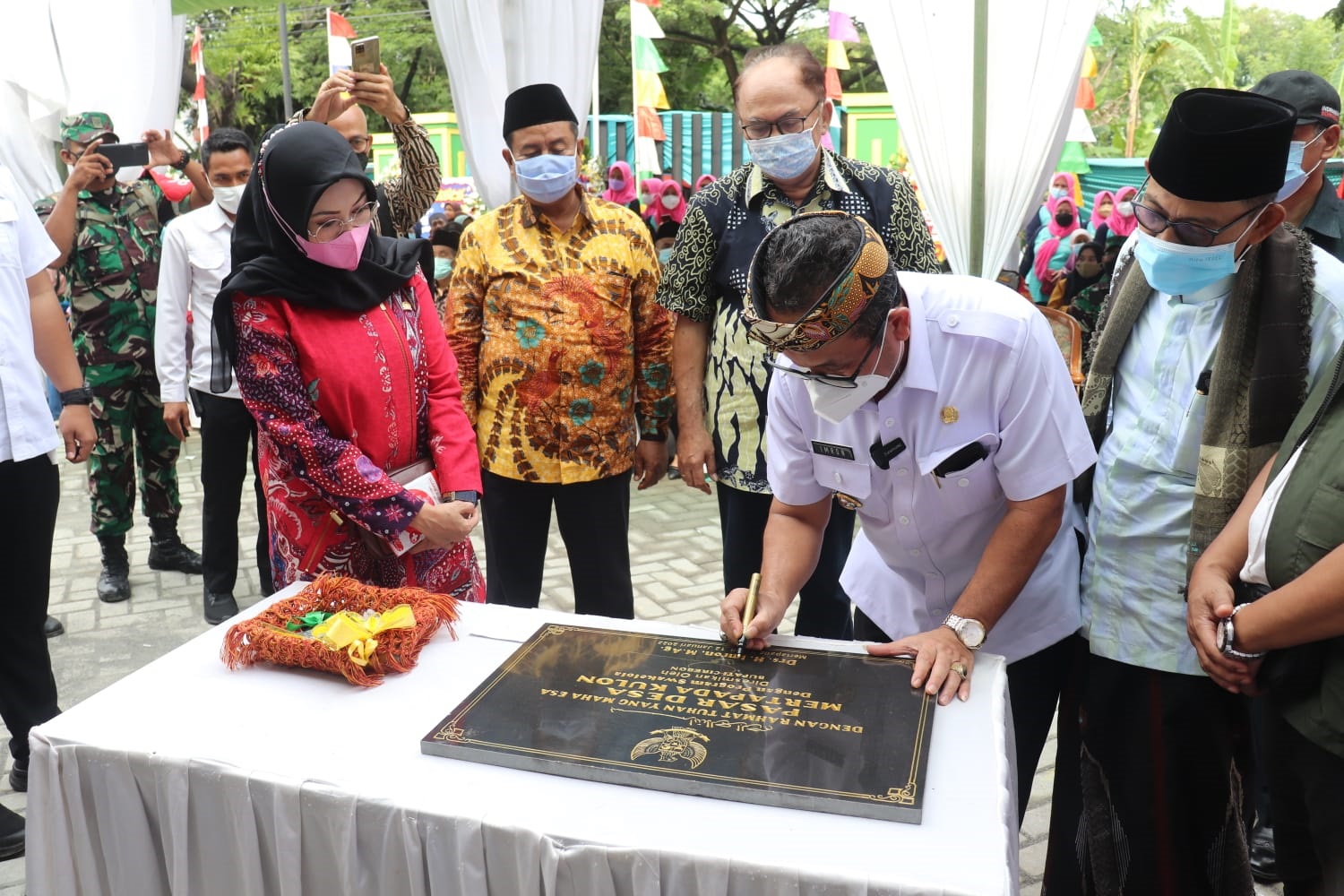 

Bupati Cirebon Drs.H.Imron MAg menandatangani prasasti peresmian pasar Desa Martapada Kulon, Kabupaten Cirebon, Rabu (12/1/2022). (Foto: bambang/dara.co.id)

