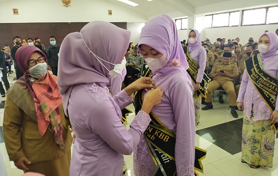 

Ketua Tim Penggerak PKK Kabupaten Bandung Barat, Sonya Fatmala Hengky Kurniawan, saat prosesi pelantikan berbagai macam Bunda tingkat kecamatan se-KBB Gedung B Lantai 4 Komplek Perkantoran KBB, Selasa (4/1/2022). (Foto: heny/dara.co.id)