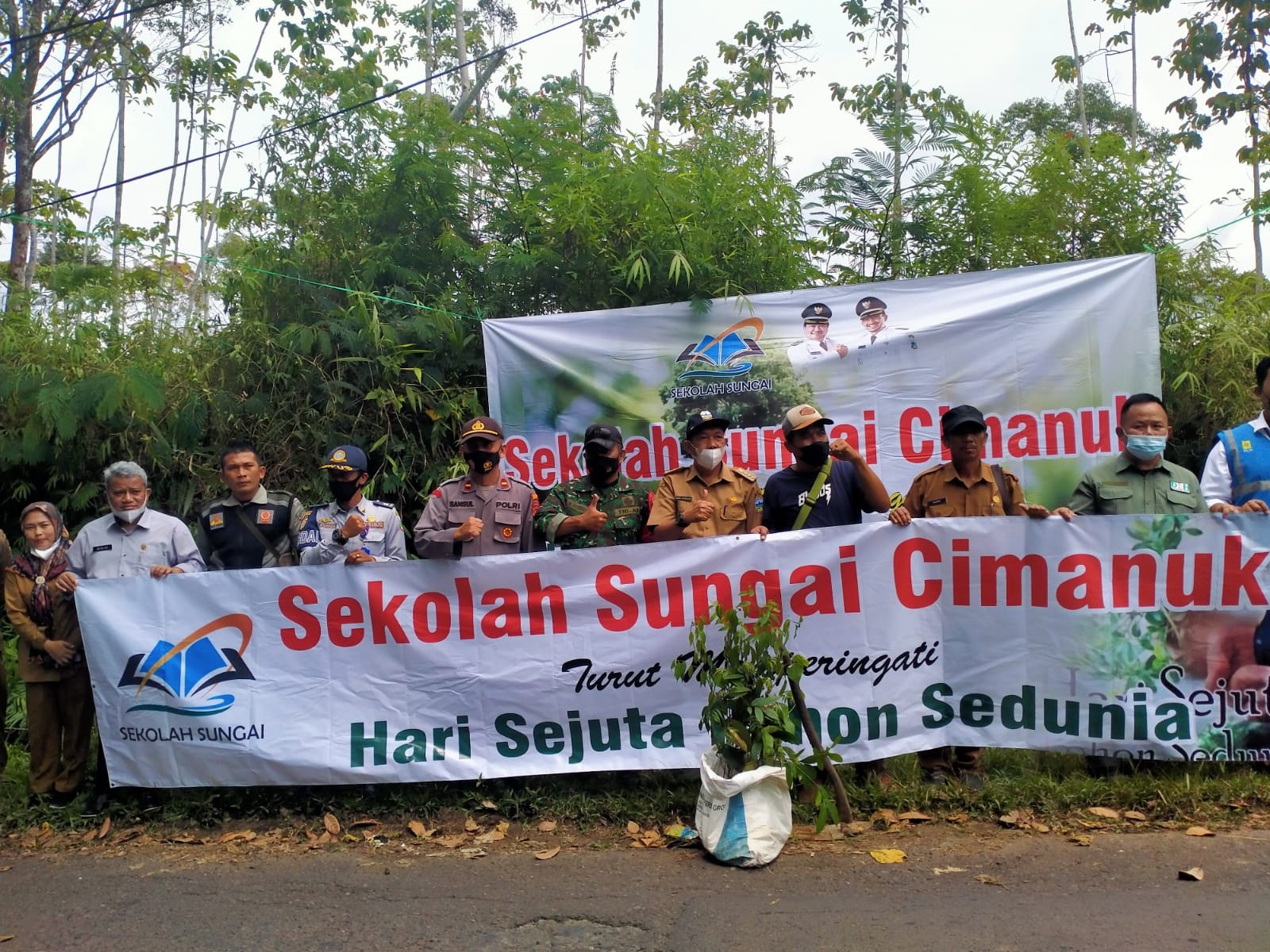 
Sekolah Sungai Cimanuk, bersama Pemkab Garut melakukan penanaman pohon di area Sungai Cisanggiri, Kecamatan Cihurip, Kabupaten Garut, Senin (10/1/2022). (Foto: andre/dara.co.id)

