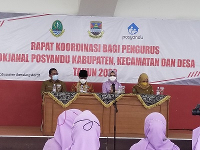 

Rapat koordinasi (Rakor) Kelompok Kerja Operasional Pembinaan Pos Pembinaan Pos dan Pelayanan Terpadu (Pokjanal) KBB di Bale Gempungan, Lantai 4 Gedung B Komplek Perkantoran KBB-Ngamprah, Selasa (4/1/2021). (Foto: heni/dara.co.id)
