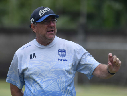 

Pelatih Persib, Robert rene alberts (Foto: persib.co.id)

