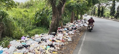 Sampah yang berserakan di Jalan Brigjen Wasita Kusumah, Kecamatan Indihiang Kota Tasikmalaya.(Foto : Nanang Yudi).