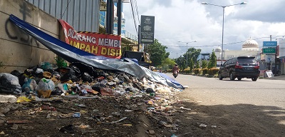 Tumpukan sampah liar di ruas jalan Gading Tutuka, Desa Cingcin Soreang, Kabupaten Bandung, belum ada tanda-tanda diangkut, Minggu (23/1/2022). Foto: verawati/dara.co.id)
