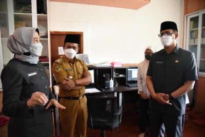 
Bupati Bandung  Dadang Supriatna melakukan inspeksi mendadak (sidak) ke beberapa kantor organisasi perangkat daerah (OPD) di lingkungan Pemkab Bandung, Senin (31/1/2022) pagi. (Foto: verawati/dara.co.id)