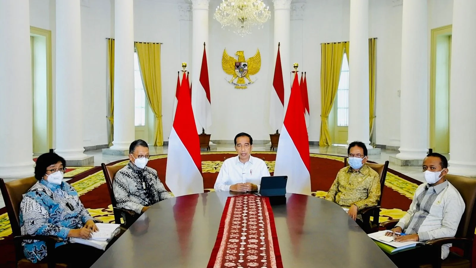 Presiden Jokowi didampingi sejumlah menteri saat memberikan keterangan pers, Kamis (06/01/2021), di Istana Kepresidenan Bogor,. (Foto: BPMI Setpres)