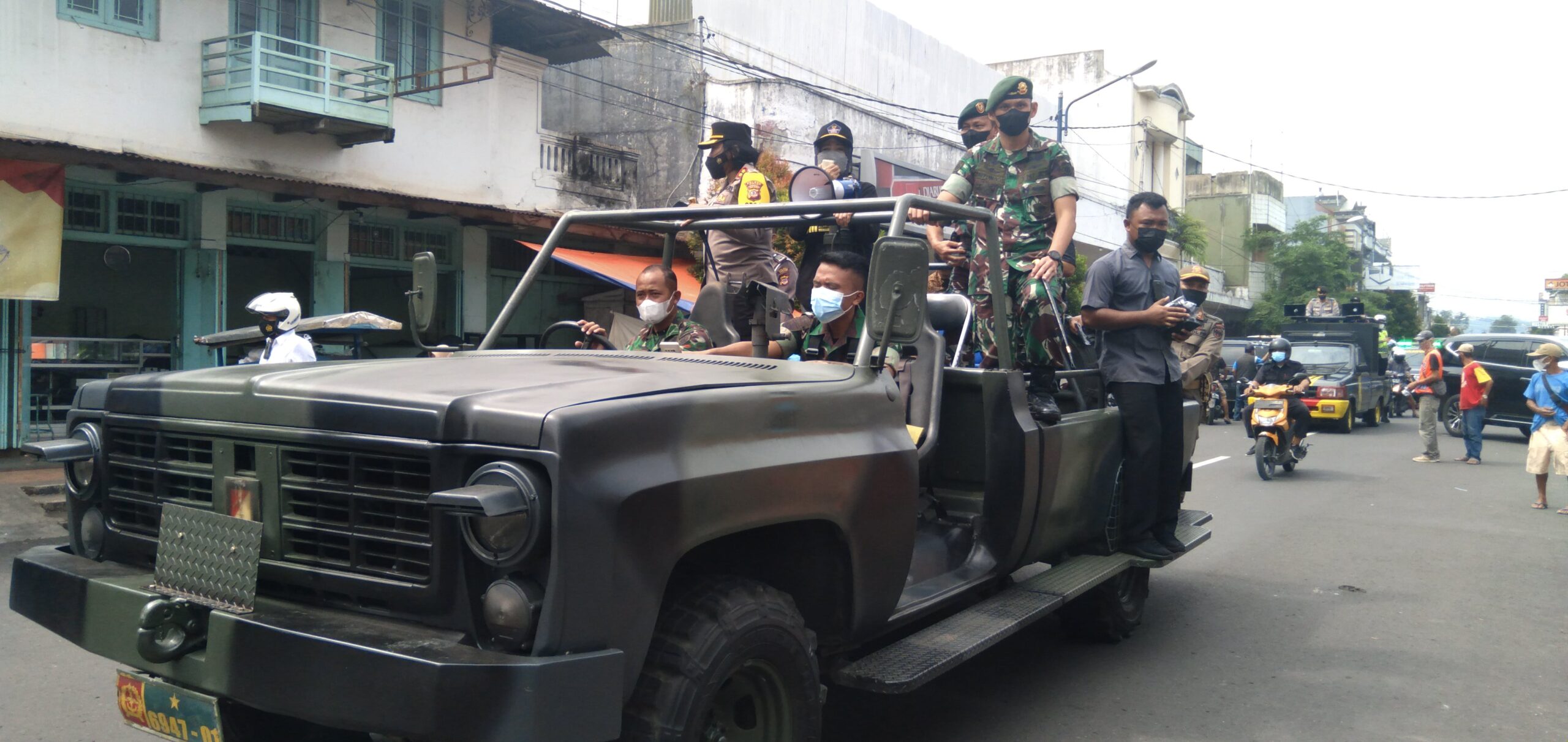 Walikota Banjar didampingi Kapolres, Danyonif Raider 323/BP, dan Perwakilan Kodim 0613/Ciamis saat melakukan woro-woro edukasi prokes. (Foto:Bayu/dara.co.id)