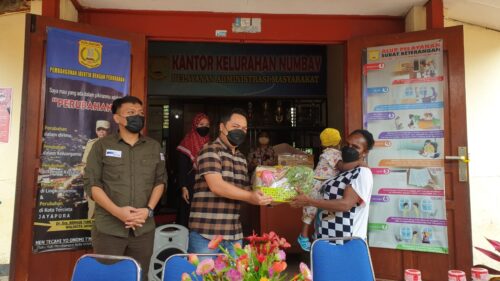 Kepala Cabang
FIFGROUP Jayapura Folda Daniel Manurung (kiri) dan Marketing Manager UFI FIFGROUP
Rizkyaditya Wardana (tengah) saat memberikan bantuan kepada salah satu anak stunting (Foto: Istimewa)