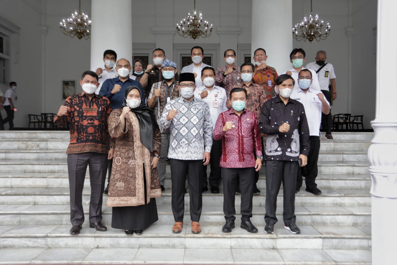 Gubernur Jawa Barat Ridwan Kamil saat menerima kunjungan kerja Gubernur Jambi Al Haris di Gedung Pakuan (Foto: Istimewa)