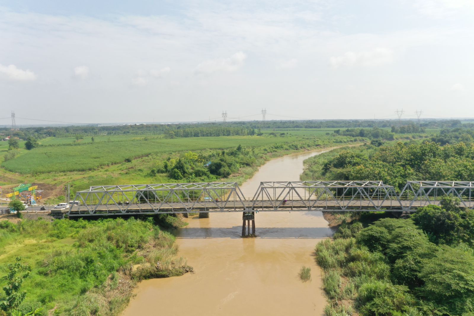 Gubernur Jawa Barat Ridwan Kamil meresmikan penataan jalan penghubung antara Jabar-Jateng, tepatnya di Ciledug Kabupaten Cirebon dengan Kabupaten Brebes, Jumat (4/2/2022). (Foto: yohanes/dara.co.i)
