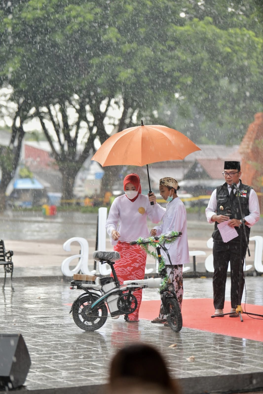  Gubernur Jawa Barat Ridwan Kamil saat meresmikan Sangkala Buana yang menjadi alun - alun Keraton Kasepuhan Cirebon (Foto: Istimewa)