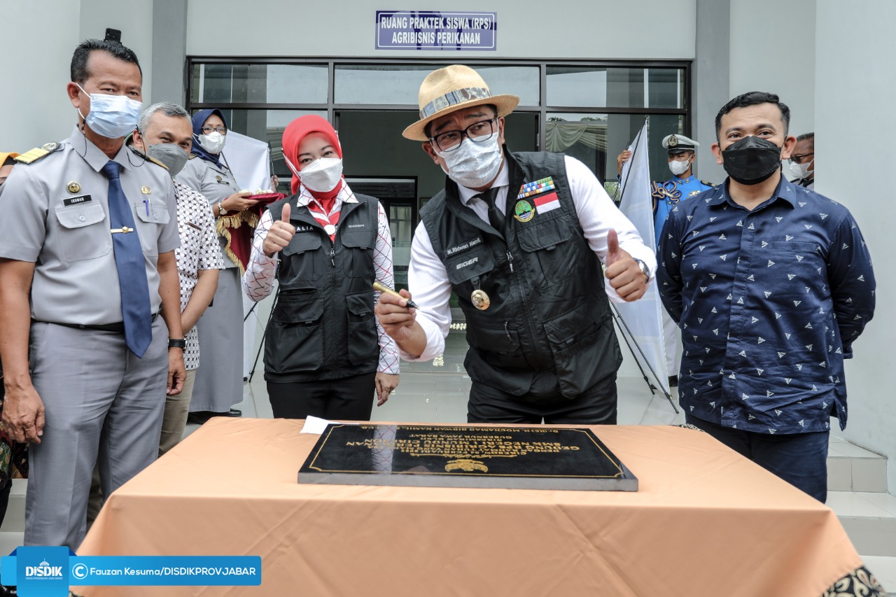 Gubernur Jawa Barat Ridwan Kamil bersama istrinya Atalia Praratya dan Kepala Dinas pendidikan Provinsi Jabar Dedi Supandi saat berkunjung ke SMKN 1 Mundu, Cirebon (Foto: Istimewa)