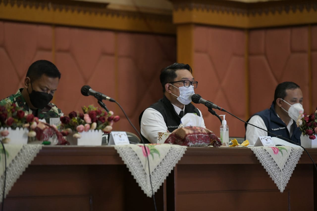 Gubernur Jabar saat melaksanakan  Rapat Komite Kebijakan Penanganan Covid-19 dan Pemulihan Ekonomi Daerah Provinsi Jawa Barat
Di Kantor Pemkot Bekasi (Foto: Istimewa)