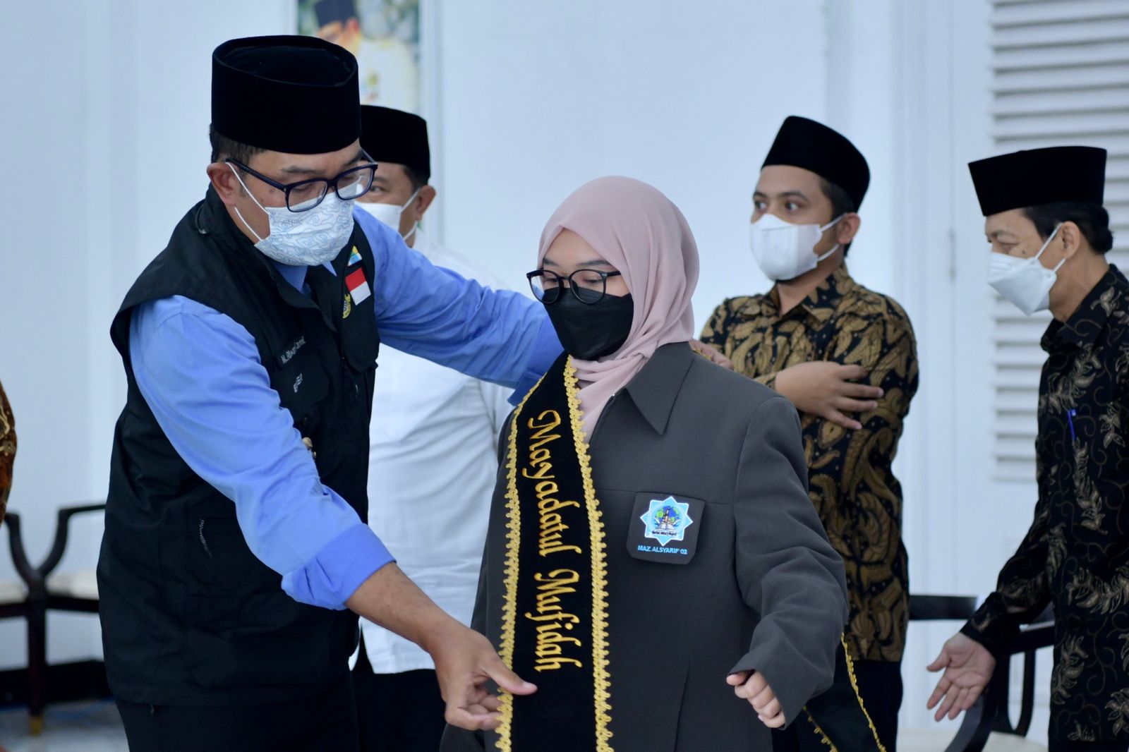 Gubernur Jawa Barat Ridwan Kamil melepas 550 calon mahasiswa Universitas Al-Azhar, Mesir asal Jabar di Gedung Pakuan Bandung, Selasa (22/2/2022) (Foto: Istimewa)
