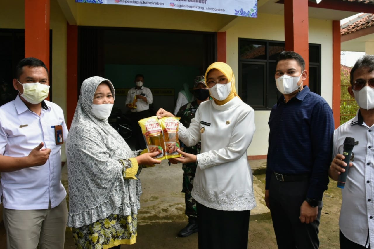 Wakil Bupati Cirebon, Wahyu Tjiptaningsih, SE, M.Si.  Secara Simbolis menjual minyak goreng kepada masyarakat wilayah sumber (Foto: Istimewa)
