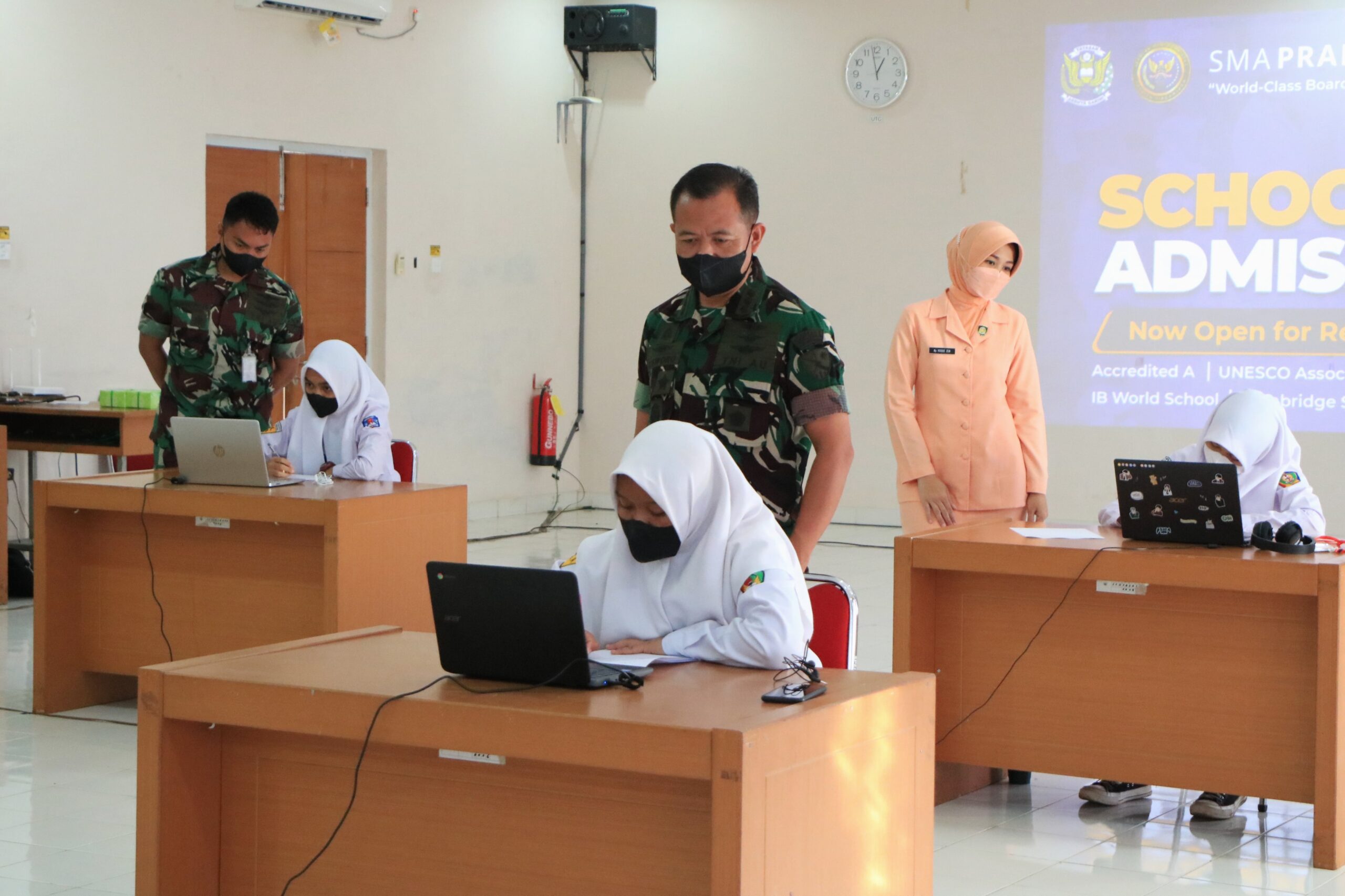 Kadispers Lanud Suryadarma Kolonel Pnb Kisworo yang juga sebagai Wakil Ketua Panitia PPDB SMA
Pradita Dirgantara Panda Lanud Suryadarma dan Para Pengurus Yasarini Cabang Lanud Suryadarma
saat meninjau calon siswa SMA Pradita Dirgantara Panda Lanud Suryadarma mengikuti tes
akademik PPDB di ruang Briefing Lanud Suryadarma (Foto: Istimewa)