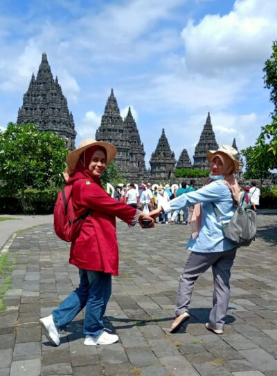 Crew Andira Tour Management saat bersama para wisatawan di Candi Prambanan. (Foto : Istimewa)