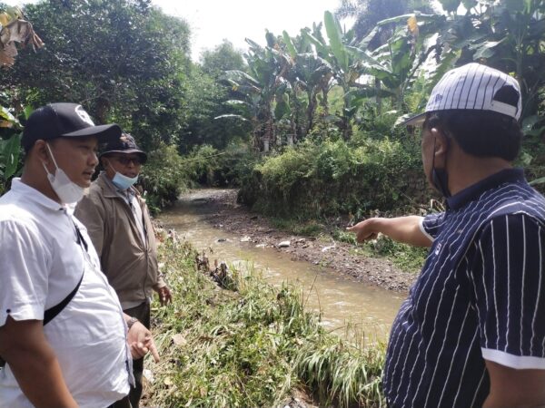 Rahmat Adang Safa'at menunjukan letak TPT yang akan dibangun (Foto: Istimewa)