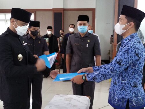 Hengky Kurniawan menyerahkan SK  pada salah seorang PNS, yang baru disumpah janji PNS (Foto: Istimewa)