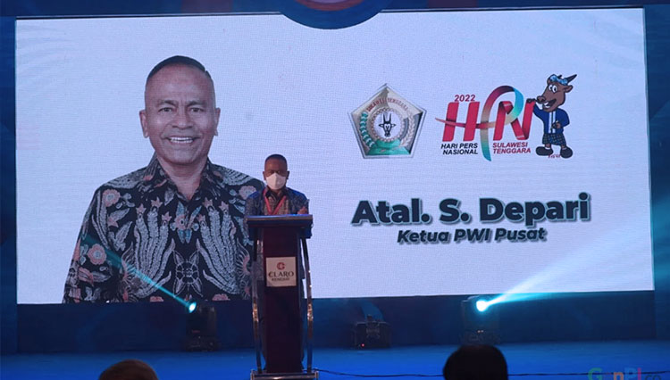 
Ketua Umum Persatuan Wartawan Indonesia (PWI) Pusat Atal S Depari saat memberikan sambutan dalam pembukaan Konvensi Nasional Hari Pers Nasional (HPN) 2022 di Kendari, Senin (7/2/2022).(Foto: Humas HPN 2022)