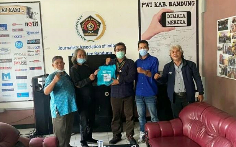 Manajer PLN UPJ Rancaekek Wahyudin memberikan cendera mata kepada Ketua PWI Kabupaten Bandung, Rahmat Sudarmaji saat bersilahturahmi ke kantor Sekretariat PWI Kabupaten Bandung, Jln. Ciloa No 1 Soreang, Rabu (23/2). (Foto: Sekretariat PWI)
