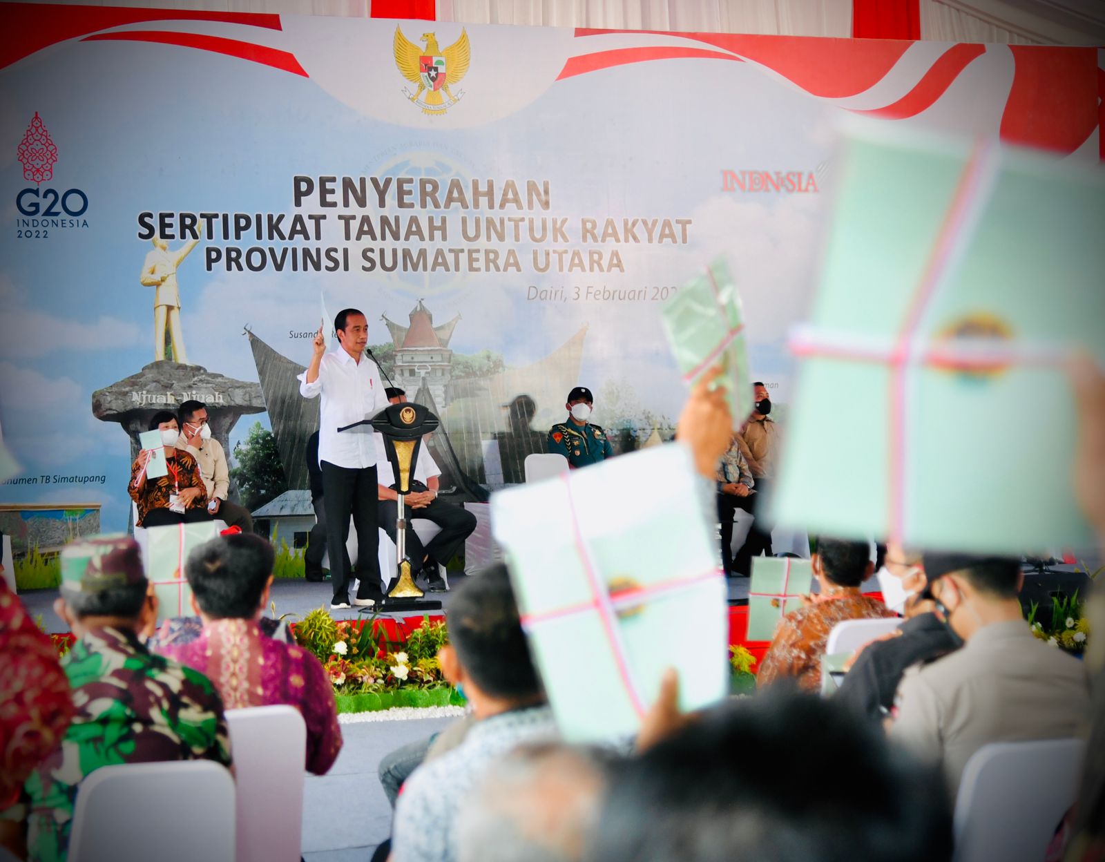 Presiden Jokowi memberikan sambutan pada acara penyerahan sertifikat tanah untuk rakyat di Lapangan Sudirman, Kabupaten Dairi, pada Kamis (03/02/2022). (Foto: BPMI Setpres/Laily Rachev)

