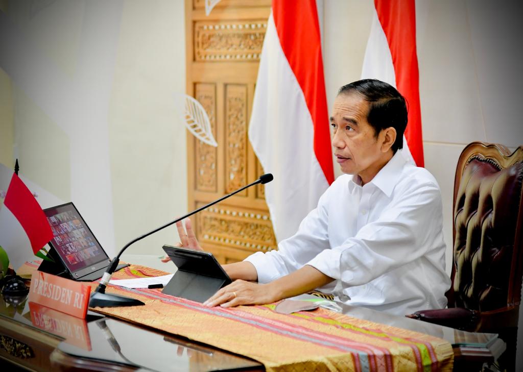 Presiden Jokowi saat memimpin Rapat Terbatas mengenai Evaluasi PPKM melalui konferensi video dari Bandar Udara Internasional Sultan Aji Muhammad Sulaiman, Kota Balikpapan, Provinsi Kalimantan Timur,  Senin (31/01/2022). (Foto: BPMI Setpres/Laily Rachev)

