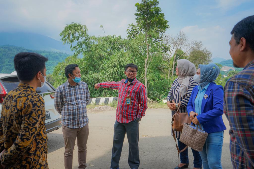 

Kadisperindag dan ESDM Kabupaten Garut, Nia Gania Karyana, saat meninjau lokasi untuk dijadikan KIHT, di Kecamatan Leles, Kabupaten Garut beberapa waktu lalu.(Foto: andre/dara.co.id)