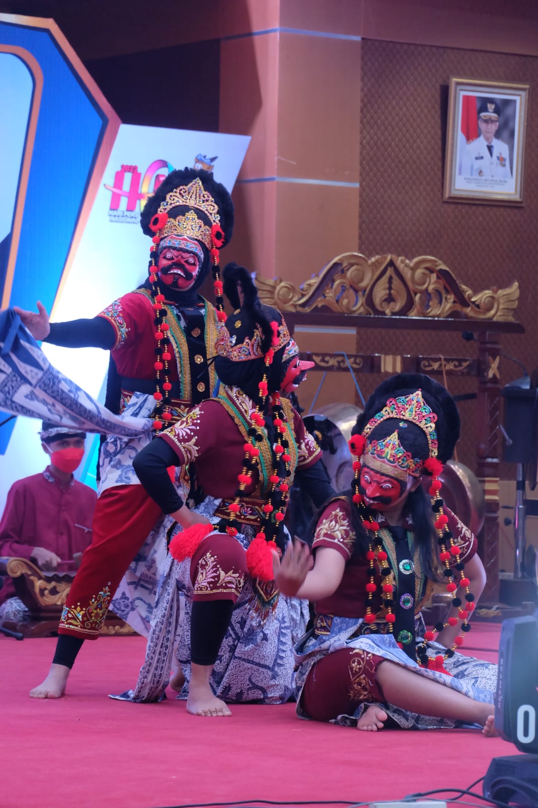 Penampilan tari topeng Kelana Gandrung yang dibawakan Bupati Indramayu, Nina Agustina, mendapat sambutan meriah undangan di acara Gala Dinner Hari Pers Nasional 2022, di Kota Kendari, Sulawesi Tenggara, Senin (7/2/2022).(Foto: safrin/dara.do.id)
