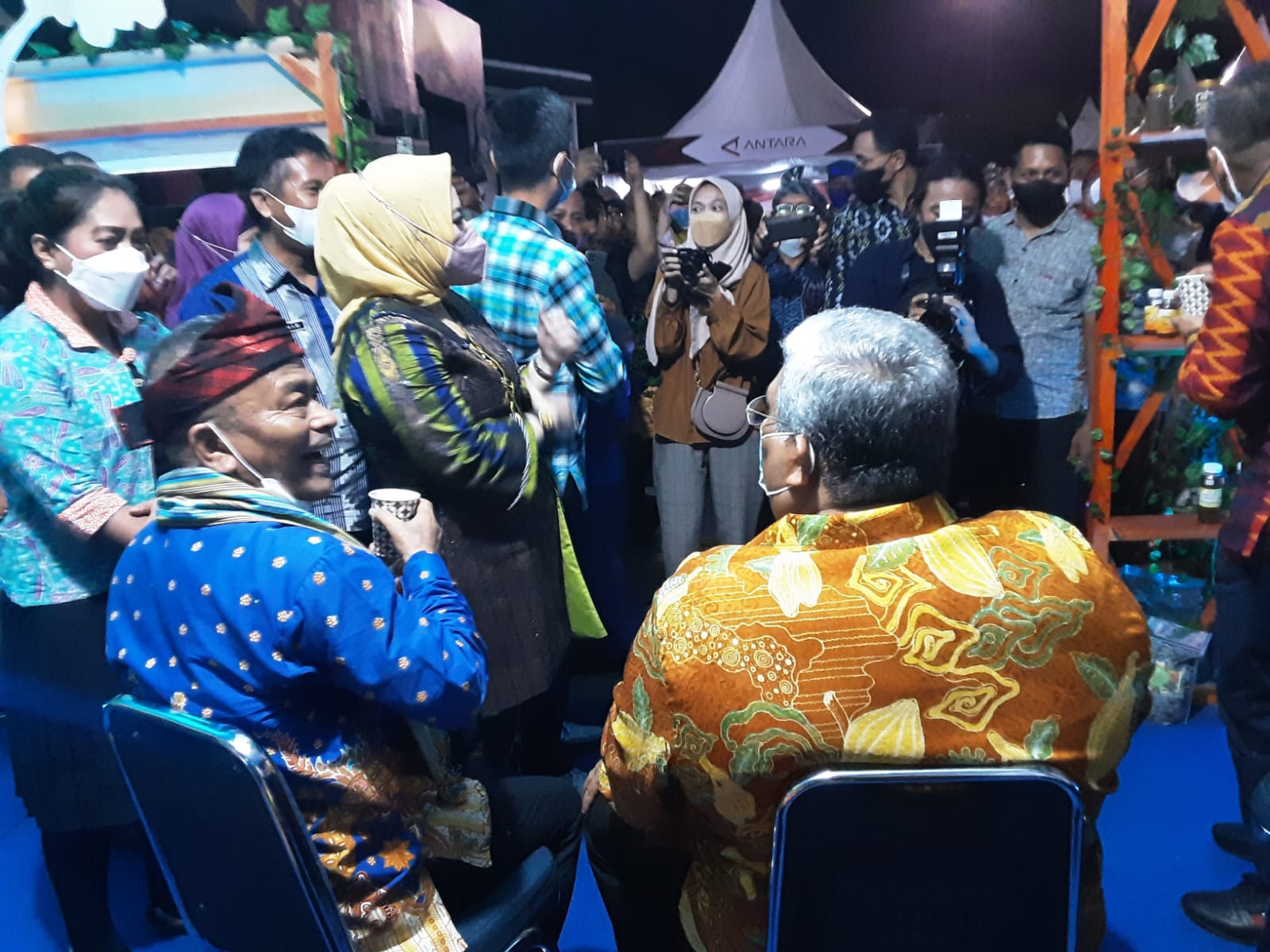 Ketua PWI Pusat, Atal S Depari bersama Gubernur Sulawesi Tenggara Ali Mazi mencicipi
Kopi Ginseng Belut di salah satu stand pameran UMKM dalam rangkaian Hari Pers Nasional (HPN) 2022  di Pelataran Tugu Religi Eks MTQ Kota Kendari,Minggu (6/2/2022) malam. (Foto: Humas HPN2022)