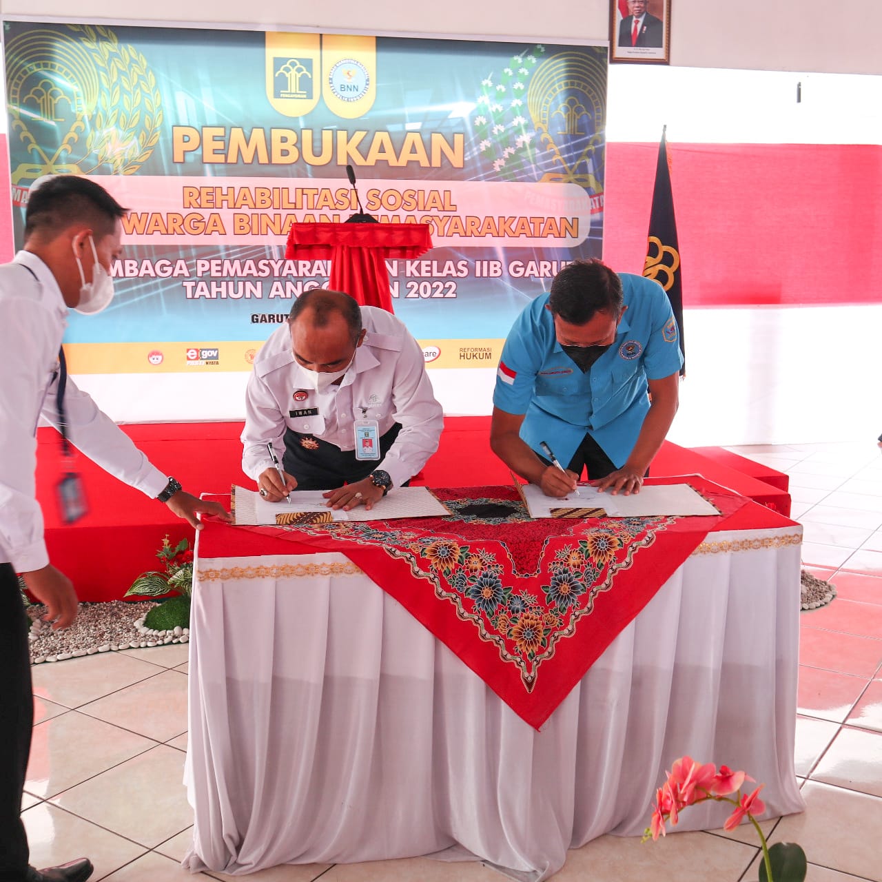 Kalapas Garut, Iwan Gunawan Wahyudi, dan Kepala BNNK Garut, Yus Danial, menandatangani perjanjian kerjasama program rehabilitasi sosial di Lapas Kelas IIB Garut (Foto: Istimewa)