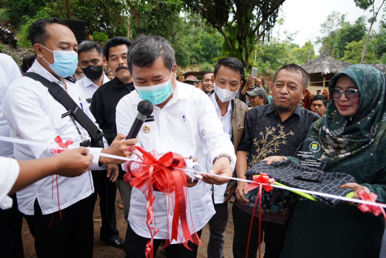 Peresmian jalan poros penghubung Kecamatan Pakenjeng dan Kecamatan Cikelet, yang berlokasi di Desa Neglasari, Kecamatan Pakenjeng, Kabupaten Garut (Foto: Istimewa)