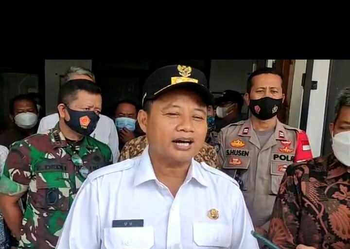 Wakil Gubernur Jawa Barat, Uu Ruzhanul Ulum, bertemu  masyarakat yang terkena dampak akibat pembangunan tol   Getaci (Gedebage, Tasikmalaya, Cilacap)  di  Kantor Desa Talagasari, Kecamatan Kadungora, Kabupaten Garut (Foto: Istimewa)