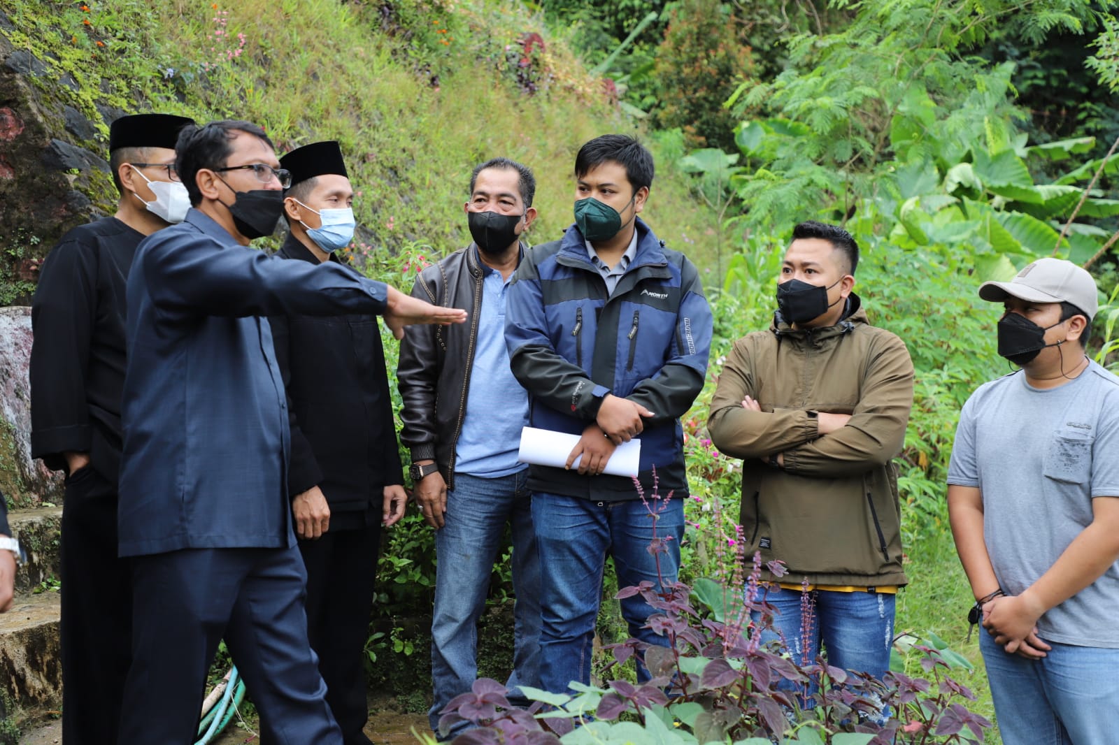 Wakil Bupati Garut, dr.Helmi Budiman, melakukan monitoring pembangunan pasar modern yang berlokasi di Desa Pamalayan, Kecamatan Cisewu, Kabupaten Garut (Foto: Istimewa)