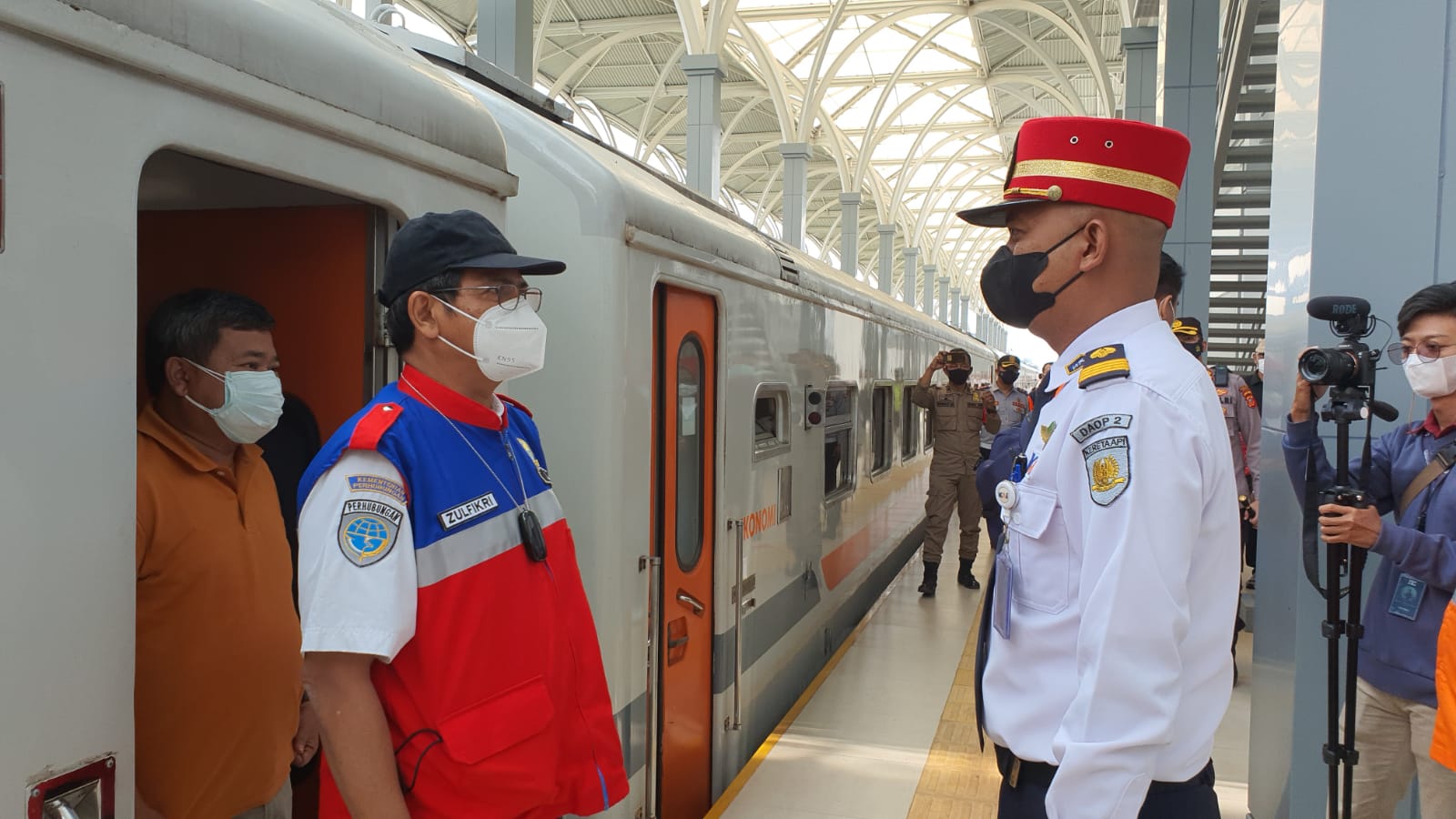 Bupati Garut, Rudy Gunawan (belakang), menerima secara langsung inspeksi dari Dirjen Perkeretaapian Kemenhub RI, Zulfikri, di Stasiun Cibatu, Kabupaten Garut, Minggu (13/2/2022).(Foto: andre/dara.co.id)
