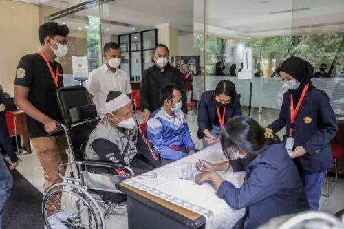 Ketua PWI Jawa Barat Hilman Hidayat memantau langsung kegiatan donor darah yang  digelar setiap memperingati Hari Pers Nasional, di Fakultas Ilmu Komunikasi Unpad, Selasa (15/2/2022). (Foto: Seketariat PWI Jabar)
