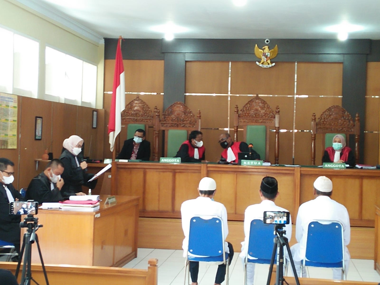 

Tiga jenderal NII menjalani sidang perdana di Pengadilan Negeri (PN) Garut, Jalan Merdeka, Kecamatan Tarogong Kidul, Kamis (17/2/2022).(andre/dara.co.id)
